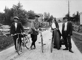 REF-0013 Berkåk. Fire personer på veien med sykkel og reiseveske. 

Fv ukjent, Sivert Løkli, Ingeborg Bjerkaker, Ingebrigt Bjerkaker