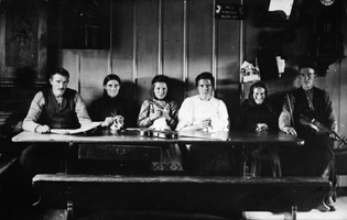 REF-0019. Oppstuggu Grindal ca 1911-12.
Aktiviteter ved langbordet.
Endre P.Grendal. Marit Grendal. Marit P.Grendal. Jodda P.Grendal. Marit Myren. Johan P.Grendal.