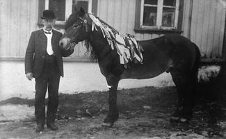 REF-0044  Byåsen, Trondheim 1905.
Brukseigar M.C.Simonsen held 