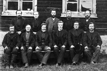 REF-0049 Rennebu herredsstyre 1885-87.
 Sittende f .v.; Ole A. HavdaI, Ole S. Vold,
 Ingebrigt Mesloe, Trond Eggan, Ellev
 Skamfer og Trond M. Brattset.
 Stående: Nils Stafne, Ole I. Bakk, PauI
 Grendahl , Anders I. Lien og L. Træthaug.
 Ordførar var I. Mesloe, varaordførar T.
 Eggan og 3. form. O.S. Vold.
 John O. Reitås var ikkje tilstades