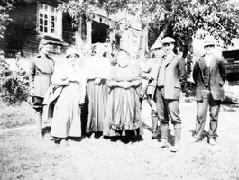REF-0050 Grindalsjelom, Grindal.
Gardsfolk og turistar i tunet i Grindalsjelom.
F.v.: fru Noodt?, Marit O.Grendahl, ukjent, Jodda Nordbø, Ingeborg N. Grendahl, ukjent, hr. Grildstad, Nils Nordbø.