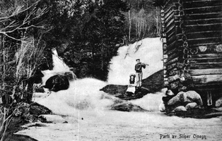 REF-0054  Sliper, Berkåk  ca 1910-12.
Vårflom i Brea, mellom Eggan og Sliper. Kvernhus til høyre.
Personar: Gjertrud Sliper, Ola Sliper.