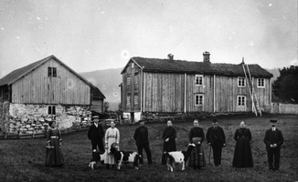 REF-0055  Gardsbruk. Nystuggu Tverdal, Grindal 1910.
Gardsfolket og gjester frå Trondheim framfor garden.
F.v.:Ingeborg E.Tverdal, Ola E.Tverdal, Gjertrud E.Tverdal, Rasmus Berg, Anne O.Tverdal, Oline E.Tverdal, Lars Kyllo, Marit Kyllo, Ola O.Tverdal.