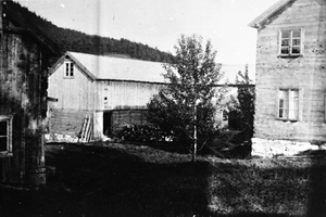 REF-0100  Gardsbruk. Furuly, Tverdal. ca 1937/38.
Tunet på Furuly (Kalvhåggån).