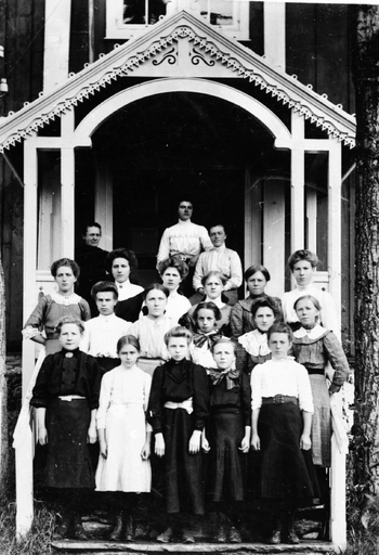 REF-0078 Reberg, Rennebu prestegard. Barneforening 1912.

Det var vanleg at prestefruene hadde 'pikeforening' . Fru Helland var flink i
handarbeid og ein del av formålet med foreninga var å lære jentene noko.