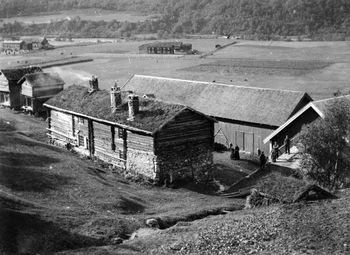 REF-0082 Skauge, Voll Rennebu
I bakgr. Nørgard VoIl (t.v.) og Nørgard VoIl-Holiløkk (t.h).