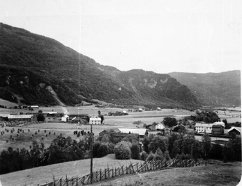 REF-0084 Vollagrenda fotografert frå Jelhauen,  1930-åra