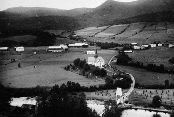 REF-0085 Hårstadgrenda og Rennebu kyrkje fotografert frå Liabakkane, 1930-åra