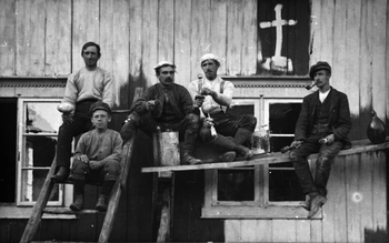 REF-0086 Voll, Rennebu, før 2. verdenskrig.
Målarar som har pause - med nepe, snus og pipe.
Truleg skulen på VolI som blir måla.
Til h. : Ola I . Aune ( ''måIaren')
