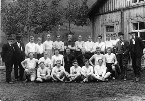 REF-0092 Sandbrekka Stamnan Rennebu ca 1920
Idrettssamling med aktive og leiarar.
1.rekke: Arnt Eggan, Hans Laugen (Løkken), I .P. Langeng, ukjent og Anders Stavnebrekk. 2.rekke: Ingebrigt HoeI, Ingebrigt Kosberg, Ola P. Hårstad, Martin Hårstad og Ola Langklopp.
3. rekke: Ola M. Gunnes, Ingvald Evensen (Flå), ukjent, Steinar Evensen, Leif, Bøe, Mikkel Ramlo, Jon Gunnes, Anders Skjerve, Ingebrigt H. Ytterhus, ukjent, John Sundset, Torvald Bøe og Ingvald Sundsø,