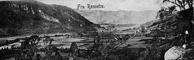 REF-0095 Refshus, Stamnan ca 1905
Gardsbruka er: 'Utpå Jærom' på Gunnes (andre sid.a av elva), Skjerve,
Meslo, Refshus og Sågåstad (Iangs vegen).
I bakgr.: Vassetberget (t.v.) og Holslia.