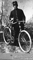 REF-0107  Hermann Krokhaug med sykkel.