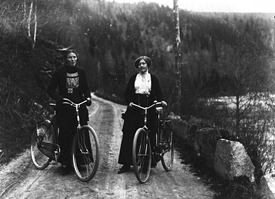 REF-0108  Flåberga?,Stamnan.
Mali Flå ? og Ellen Rundhagen med sykler, truleg ved Flåberga.