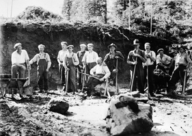 REF-0110  Sør for Berkåk. Utbedring av Riksveg 50.
F.v.:Anders Gunnes, Erik T. Skamfer,ukjent,ukjent,Erik Hoel, ukjent, Jon Solstad, Heggem, Blokkeskar/ ukjent, ukjent, ukjent.