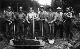 REF-0111   Rennebuskogen     1927
Vegarbeid.  
F.v.: Ingebrigt Ilbro(Rennebu), Svorkmo, Rian, Tverdal (Rennebuskogen), Jon Hoel (Rennbuskogen), Rian.
                                 