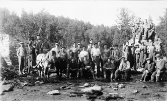 REF-0113   Nerskogen 1935
Arbeiderfylkinga bygger bru over Grana.
På bildet arbeidsfolk frå Trondheim, Oslo mm.
Frå Rennebu bl.a. Hans Bakkebø, Viktor Bårdsgård, Ingebrigt Ilbro, Martin Åsmyr.