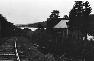 REF-0117    Berkåk 
Sidespor med spisebrakke ved 