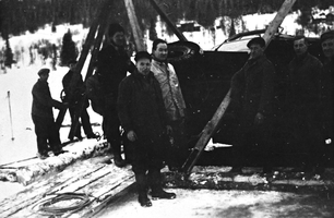 REF-0120   Buvatnet, Berkåk   1949.
Heving av lastebil som gikk gjennom isen da den skulle hente is til 
