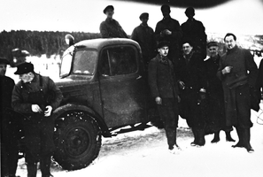REF-0122   Buvatnet, Berkåk. 1949.
Lastebil på isen.
