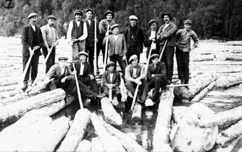 REF-0124   Røsøra, Grindal.  ca 1918-21.
Tømmerfløting.
Foran f.v: Ola Hokoldegg, John Nergård, Olav Myrmæl, Martin Resellmo, Einar Hoseth.
Bak f.v: Nils Reitøyen, Rasmus Myrhaug, Lars Løseth, Iver Myrhaug, Hans Øyen, Person(svensk), Olav Nergård, Martin Ryhagen, Einar Damli, Hans Lien.