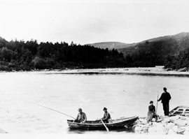 REF-0127      Jorhølen, Grindal. ca 1895.
Engelske sportsfiskarar ved Jorhølen.