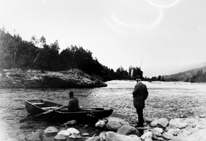 REF-0128   Korshølen, Grindal. ca 1895.
Fiskarar ved Korshølen.