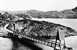 REF-0129    Jøssund bru, Bjugn,    bygd 1906.
Jøssund bru vart bygd av Sivert Gunnes, Rennebu.
Andre rennbyggar var og med på arbeidet.