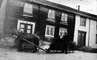 REF-0166 Øvre Olsbakk, Rennebu
Mette Normann f . 0lsbakk, på tur til sin første lærarjobb i Kvikne. Hennes onkel John Holthe er skysskar.


