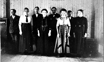 REF-0168 Fridheim Innset Rennebu ca 1915 Fv: Hans Austberg, Anbjørg Granli (g. Lien), Esten Tørset, Kristine Paulsmo (g. Moen), Lærer Jonas Berge, Eline Nygård (g. Graftåsmo), Johan Olsbakk og Margit HoIthe .