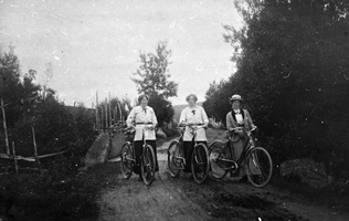 REF-0181    Rennebu.
Tre damer på sykkeltur.
F.V.: Jonette Holden f. Olsbakk, Kari Austberg f. Skamfer, Ingeborg Flatmo.