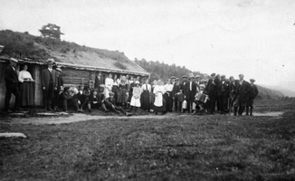 REF-0182   
Utflukt til  Øyasetra.
I døra står vertsfolket Inger og Ingebrigt Øien.