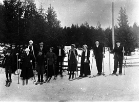 REF-0185   Innset   På skitur.
Kvinnfolka i kjoler og karan i dress.
Heimlaga ski og treskistavar.
 
