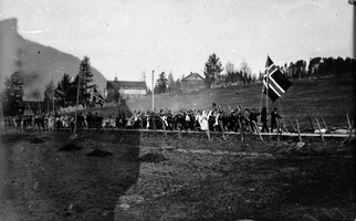 REF-0189    Innset.
17.mai-tog.
Garden Gjelten i bakgrunnen.