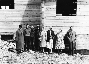 REF-0208   Nerskogen 1961.
Bygging av Nerskogen Kapell.
F.v.: Ukjent, Sigmund Ofstad, Sven J. Rise, Tore Røv, Mette Lånke, Mette Voll, Kristine Fjellstad, Sokneprest Stubbråten.