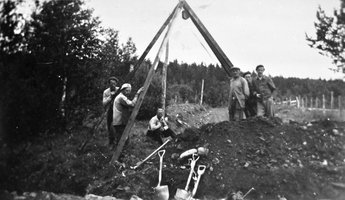 REF-0210   Nerskogen 1948.
Stubbrytar i bruk på vegarbeid ved Ånegga.
F.v.: Arvid Krovoll, John Fjellstad, Anders Lånke, Johan Johnsen, Martinus Engelsjord, Jon Krovoll.