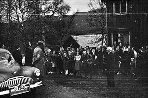 REF-0211   Nerskogen  195_.
Kronprins Olav, Kronprinsesse Martha, Prinsesse Ragnhild på besøk på Nerskogen.
Ordførar Karl Johnson held tale.