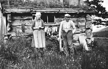 REF-0217  Nerskogen  ca 1930.
Hallvard og Elen Engelsjord framfor slåttastuggu i Gregosen der dei budde fra 1927 og utover til 1931.