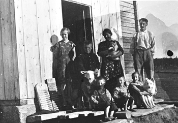 REF-0218 Nerskogen  1931-32.
Familien Engelsjord framfor den nye stuggu dei bygde i Gregosen.
F.v.:Anna, Klara, Martinus, Elen, Einar, Harald og Hallvard.