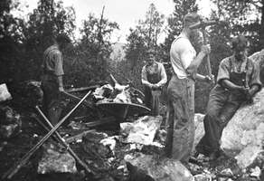 REF-0220 Nerskogen 1933-36.
Arbeidsfylkingen bygde veg frå Grindal til Nerskogen i åra 1933-36.
Med slegga står Per Kvam, seinare bureisar på Nerskogen.