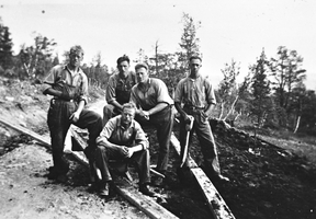 REF-0221 Nerskogen truleg 1938.
Vegarbeid på Nerskogen.
Reiskap er hakke, spade, trillebår.
F.v.:Gunvald Sanden, Per Kvam, Olaf Sanden, Arnt Øien, Peder Hoel.
 