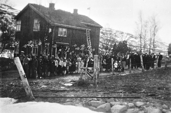 REF-0225  Nerskogen 1945.
17.mai-feiring ved forsmlingshuset Fjellheim.