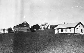 REF-0231  Voll 1947.
Bedehuset på Hårstad til høgre.
T.v. Utstuggu Hårstad og Søstuggu Hårstad.