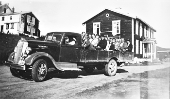 REF-0235     Grindal 1930-åra.
 På tur  med Fargo lastebil og trebenker.
Sjåfør er Lars eller Erik Gårdsvold.