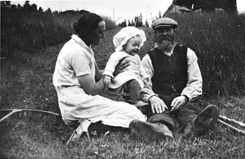 REF-0237 Rennebu 1930-åra. Generasjoner kviler i graset.