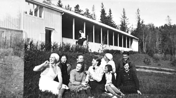 REF-0238   Berkåk.
Rennebu Helseheim med kurhallen,betjening og pasientar.
T.v:Kari Langklopp.