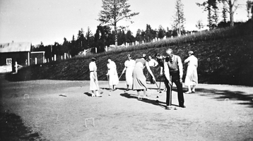 REF-0239  Berkåk.
Rennebu Helseheim der pasientane spiller 'krokket'.