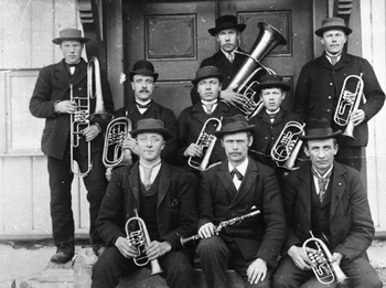 REF-0240  Meldal 1900.
Første musikklaget i Meldal skipa 1896-97.
1.rfv Ole E. Stokke, Instruktør Isal, Knut Øverøyen. 2. rfv Erik Halstensen Bruabakken (Rennebu), Anders J. Resell, Tore Aae.3. rfv Gunder Olsen, Ole Rigstaddal, Nils A. Stene.
