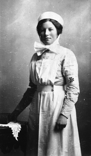 REF-0244   Rennebu.
'Søster' Eli Brattset i sanitetens sjukepleiarklede. Eli var sjukepleiar i heimane frå 1916.