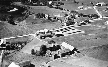 REF-0247   Voll  1953.
Sentrum av Vollagrenda med Rennebu Hovudkyrkje i bakgrunnen.
Midt i bildet ligger Nerbakken- gammelheim 1915-1951 og postkontor til 1987.