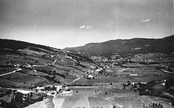 REF-0248  Hoelsjåren  1953.
Hoelsjåren med gammelvegen ovafor husa.I forgrunnen Hoels Mølle, t.v.Liabakkan' og bak til høgre Vollagrenda.